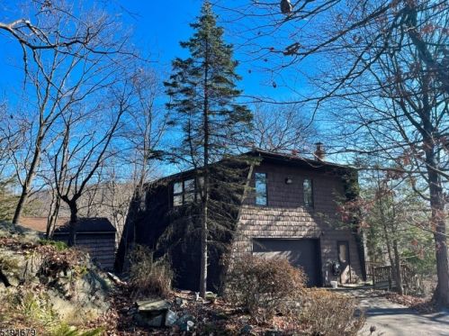 142 Magee Rd, Skyline Lakes NJ 07456-1123 exterior