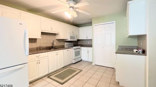 5 Claire Ct, East Hanover NJ  07936-3577 exterior