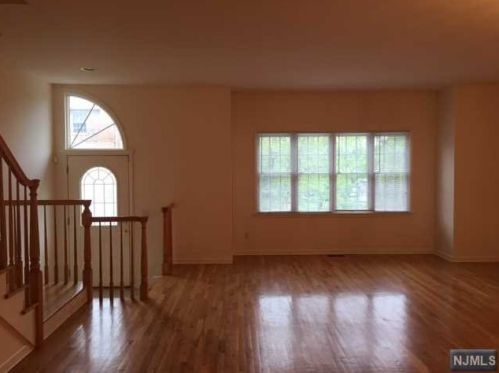 105 Stonegate Trl, Cresskill NJ  07626-2424 exterior