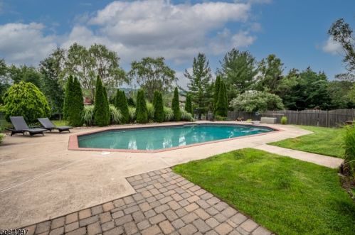 4 Bayberry Ln, Dover NJ 07869-3837 exterior