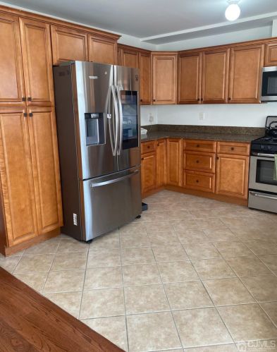 66 Union St, Carteret, NJ 07008-3326