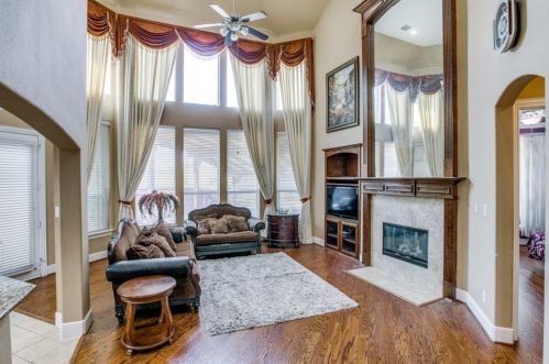 1327 Valley Vista Dr, Irving TX  75063-5416 exterior