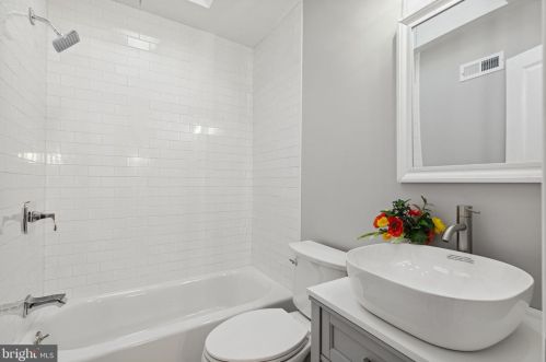 426 Markle St, Philadelphia PA  19128-3605 exterior