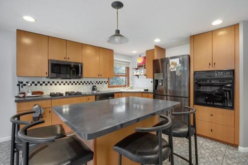 48 Ashton St, Everett, MA 02149-1631