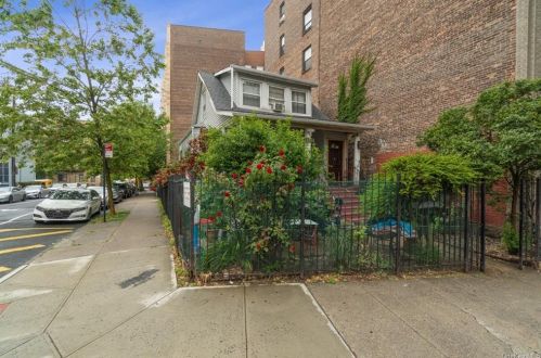 2711 Claflin Ave, Bronx, NY 10468-3303