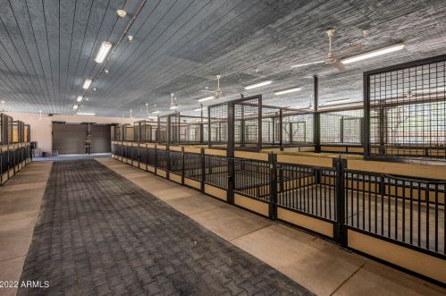 2020 Bethany Home Rd, Phoenix AZ 85014-2434 exterior