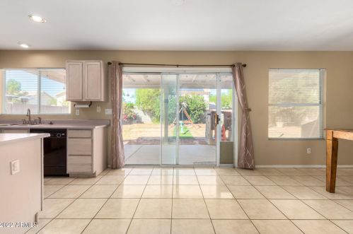 1102 Behrend Dr, Phoenix AZ 85050-3992 exterior