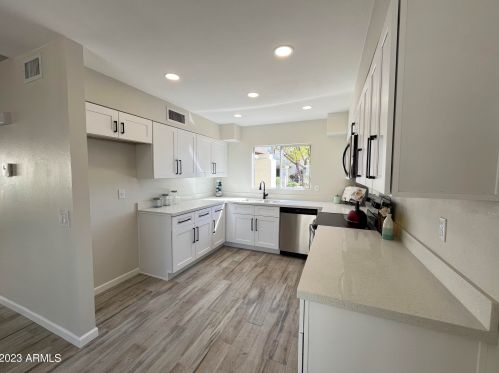 2942 Altadena Ave, Phoenix AZ 85029-3211 exterior