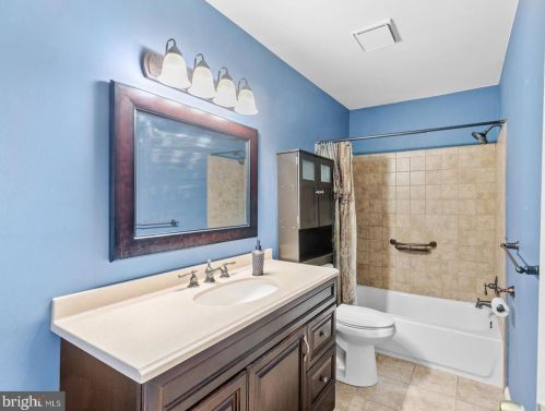 16 Maplewood Ct, West Deptford NJ 08066-2406 exterior