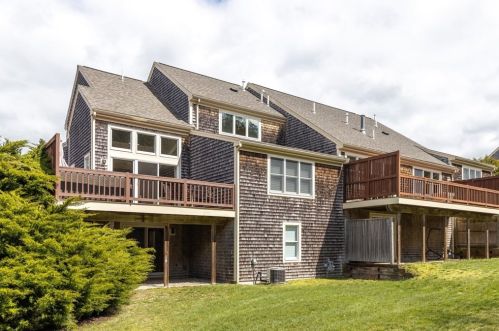 38 Holbeck Cor, Plymouth MA 02360-8241 exterior