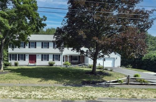 56 Pineridge Dr, Montgomery, MA 01085-4547