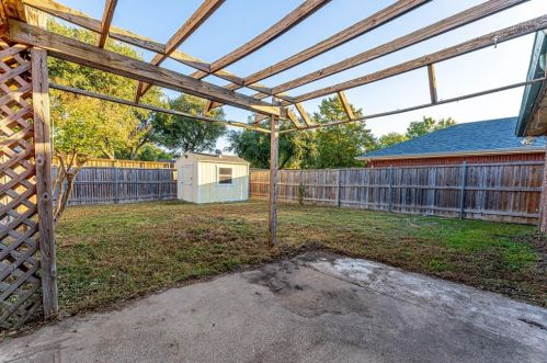 4829 Crestpoint Ln, Garland TX exterior