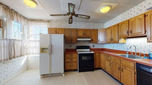 266 Pleasant St, West Bridgewater MA 02379-1509 exterior