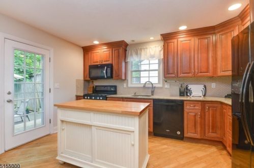 13 Beech Ct, Skyline Lakes NJ 07456-2503 exterior