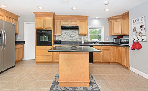 377 Main St, East Brookfield MA 01515-1703 exterior