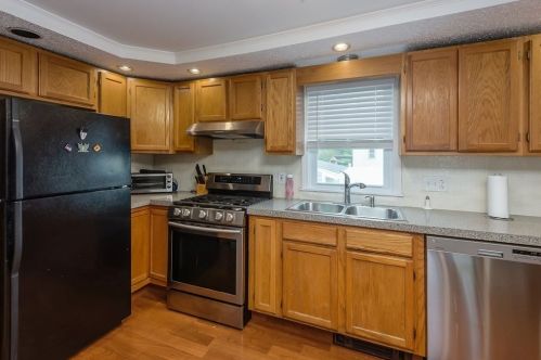 5 1st Ave, Taunton, MA 02780-1613