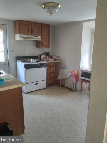 1093 Mail Ave, West Deptford NJ 08096-6514 exterior