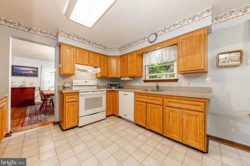 34 Pelham Dr, West Deptford NJ 08051-1736 exterior