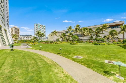 88 Piikoi St, Honolulu HI 96814-4245 exterior