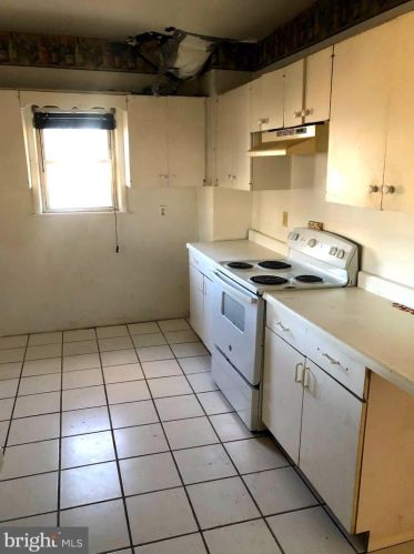 7 Washington St, West Deptford, NJ 08066-1358