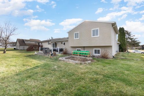 3964 Kingsway Dr, Crown Point IN 46307-8944 exterior