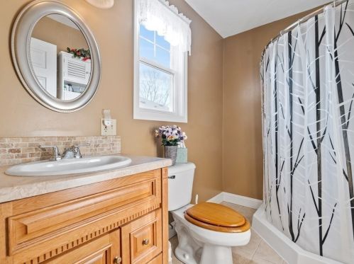 305 Detroit St, Fall River MA 02721-4904 exterior