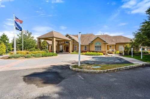 9 Fernwood Dr, Tinton Falls NJ 07712-8713 exterior