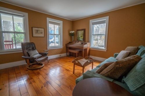 77 Mcclellan St, Amherst MA 01002-2012 exterior