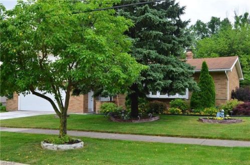 5195 Hilltop Ln, Cleveland OH  44131-1137 exterior