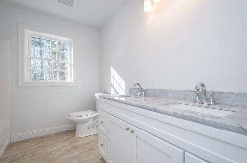 711 Salisbury St, Worcester MA 01609-1122 exterior