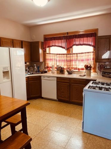 2212 Ridgeland Ave, Forest View, IL 60402-2422