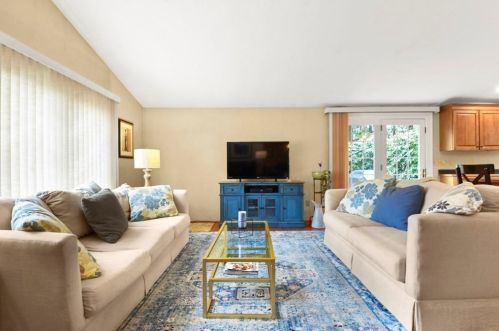 2 Brook St, Shrewsbury, MA 01545-4803