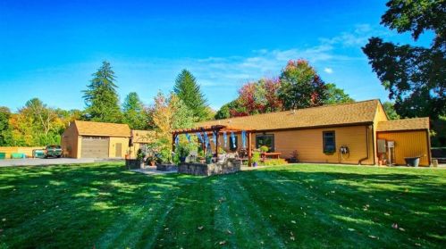 180 Hope St, Seekonk MA 02771-3001 exterior