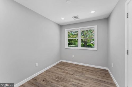 300 May Ave, West Deptford NJ 08096-1167 exterior