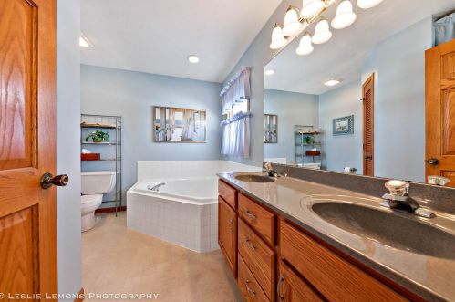 205 Maplewood Dr, Sycamore IL 60178-1154 exterior