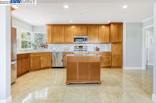 1225 Sandelin Ave, San Leandro CA  94577-3956 exterior