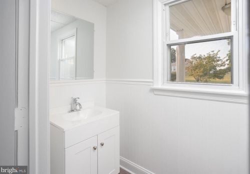 4 Locust Ave, Columbus NJ  08022-9504 exterior