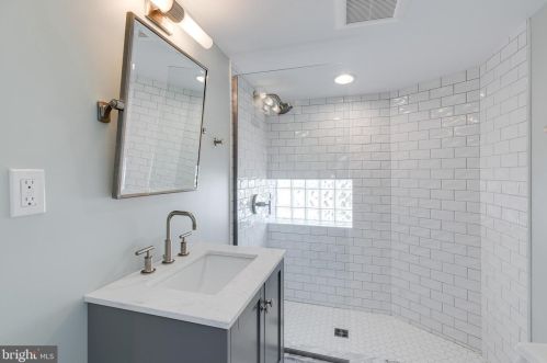 335 6 St, Philadelphia PA 19140-4560 exterior