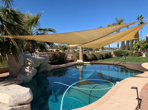 14052 Canterbury Dr, Phoenix AZ 85023-6211 exterior