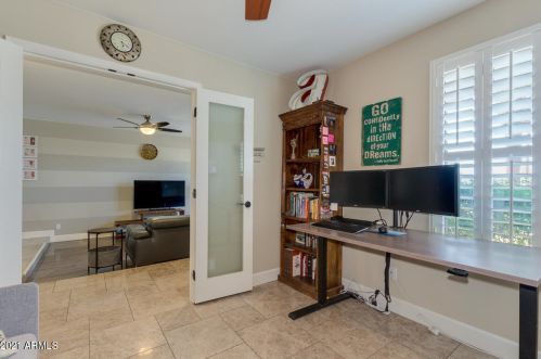 725 Country Gables Dr, Phoenix AZ 85053-4528 exterior