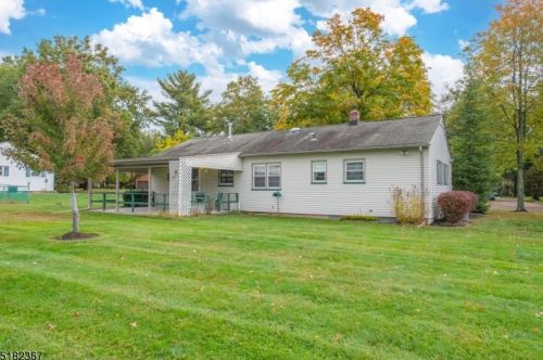 13 Surrey Ln, East Hanover, NJ 07936-3663