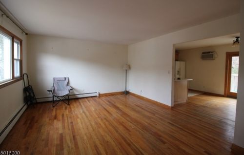 326 Skyline Lake Dr, Skyline Lakes, NJ 07456-1921