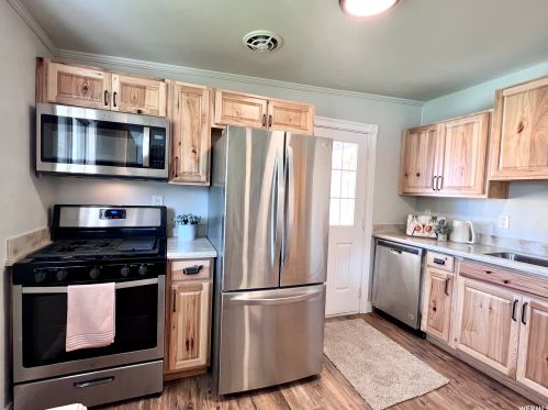 10227 Zinnia Way, Sandy UT 84094-4459 exterior