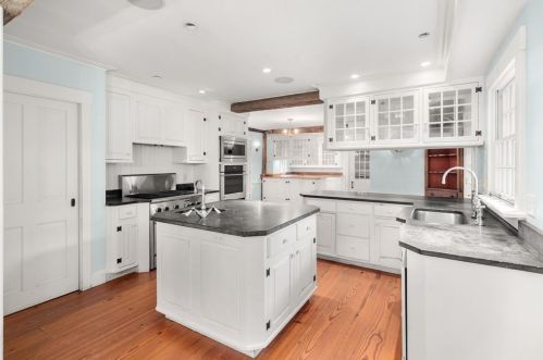 2 Brookshire Rd, Worcester MA 01609-1251 exterior