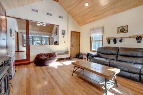 30 Colfax Dr, Skyline Lakes NJ  07456-1205 exterior