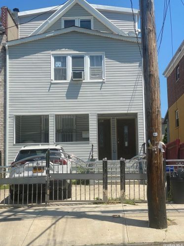 841 224th St, Bronx, NY 10466-4403