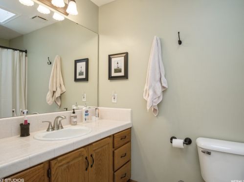 1587 Edgecliff Dr, Sandy UT 84092-4309 exterior