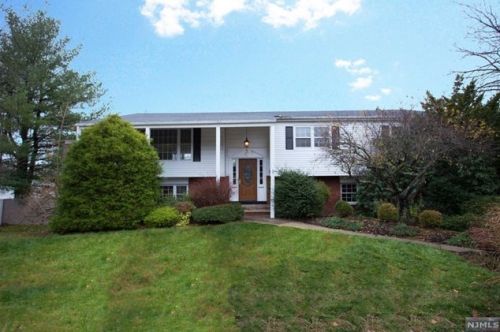 4 Palisade Ct, Cresskill NJ  07626-2260 exterior