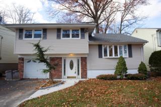 22 Beechwood St, Bergenfield, NJ 07621-4402