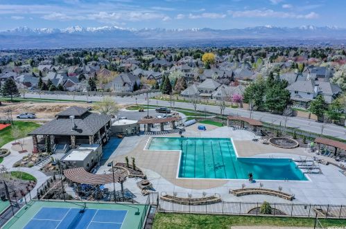 35 Lone Holw Dr, Sandy UT 84092-5530 exterior